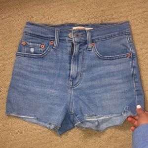 Blue Levi’s jean shorts